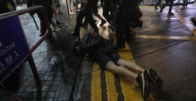 La policía antidisturbios despeja a los manifestantes que escaparon del Airport Express MRT durante un mitin en el Aeropuerto Internacional de Hong Kong en Hong Kong, China EFE / EPA / JEROME FAVRE