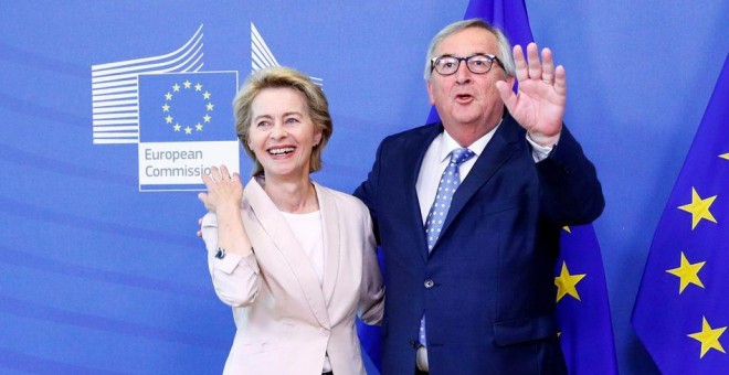 La presidenta electa de la Comisión Europea, la alemana Ursula von der Leyen, con su predecesor, el luxemburgués Jean Claude Juncker, a principios de julio, en la sede del Ejecutivo de la UE. REUTERS