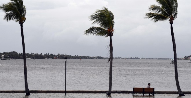 2/09/2019.- Un hombre observa desde un banco a posible llegada del huracán Dorian, en Palm Beach, Florida. / EFE -  JIM RASSOL