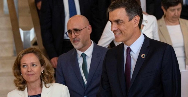 El presidente en funciones, Pedro Sánchez, y la ministra de Economía y Empresa en funciones, Nadia Calviño. / EUROPA PRESS