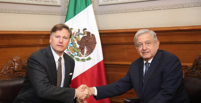 26/08/2019.- El presidente de México, Andrés Manuel López Obrador (d) saluda al embajador de Estados Unidos en el país, Christopher Landau (i). / EFE