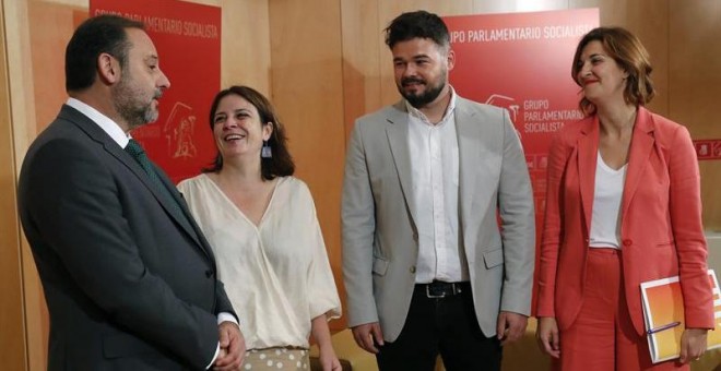 La vicesecretaria general y portavoz del Grupo Parlamentario Socialista, Adriana Lastra, y el secretario de Organización y ministro de Fomento en funciones, José Luis Ábalos, en la reunión con el portavoz de ERC en el Congreso, Gabriel Rufián, y la portav