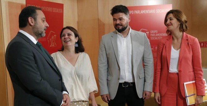 La vicesecretaria general y portavoz del Grupo Parlamentario Socialista, Adriana Lastra, y el secretario de Organización y ministro de Fomento en funciones, José Luis Ábalos, en la reunión con el portavoz de ERC en el Congreso, Gabriel Rufián, y la portav