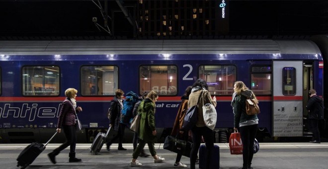 27/02/2019 - Pasajeros de un tren nocturno de Viena (Austria) a Roma (Italia). / AFP - ALEX HALADA