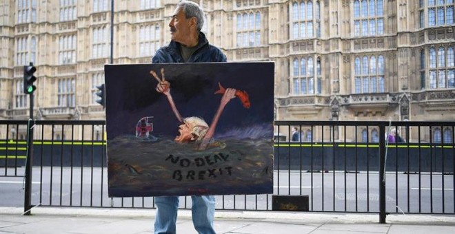 04/09/2019.- El artista de sátira política Kaya Mar posa para el fotógrado con su obra de protesta, que ilustra al primer ministro británico Boris Johnson desbordado, este miércoles, ante el Parlamento de Londres (Reino Unido). El conservador Boris Johnso