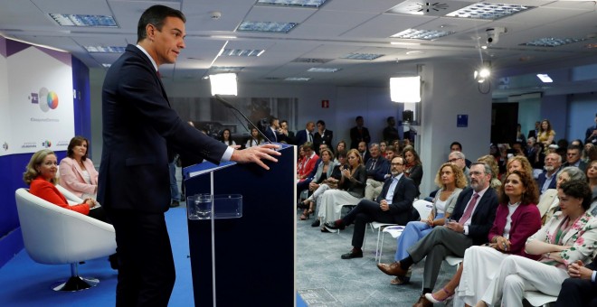 El presidente del Gobierno en funciones, Pedro Sánchez, presenta a la ministra de Economía y Empresa en funciones, Nadia Calviño, que inaugura la primera edición de los Desayunos Efeminista, en la sede de la Agencia Efe, en Madrid. EFE/Chema Moya