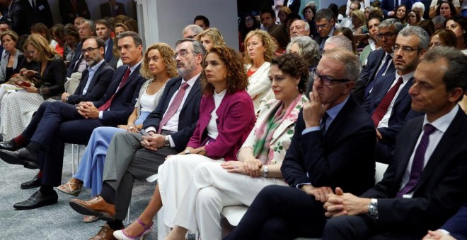 El presidente del Gobierno en funciones, Pedro Sánchez (2i), acompañado por (de izda. a dcha.) el presidente de la Agencia Efe, Fernando Garea; la presidenta del Congreso, Meritxell Batet; el presidente del Senado, Manuel Cruz;la ministra de Hacienda en f