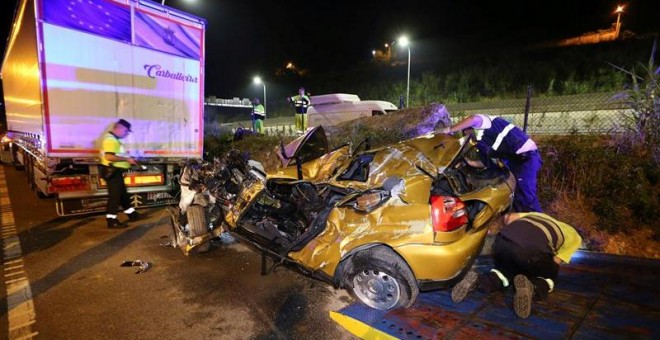 Estado en el que quedó el turismo Audi A3 después de chocar anoche contra un camión que estaba estacionado en el término municipal de Redondela. El conductor del turismo murió y quedó atrapado en el interior del vehículo. EFE/Sxenick