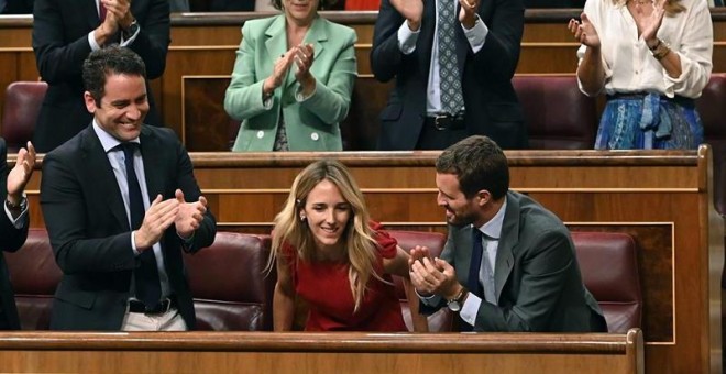 portavoz del Partido Popular en el Congreso, Cayetana Álvarez de Toledo (d), recibe el aplauso del líder popular, Pablo Casado (d) y del secretario general del partido, Teodoro García Egea (i), tras su intervención en el pleno extraordinario celebrado en