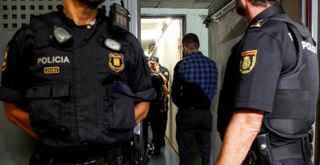 27/08/2019.- Los Mossos d'Esquadra y la Policía Nacional se han desplegado este martes en varias estaciones del Metro de Barcelona en un dispositivo conjunto contra los carteristas reincidentes, según fuentes policiales. La operación, impulsada por los Mo
