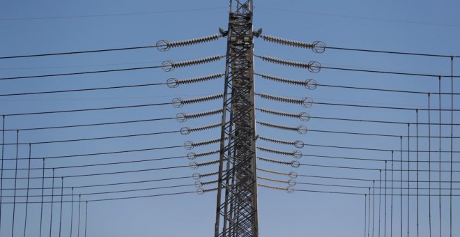 Cables de alta tensión cerca de una planta eléctrica de la portuguesa EDP, cerca de la localidad lusa de Carregado. REUTERS/Rafael Marchante