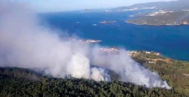 05/09/2019.- Fotografía facilitada por la Xunta de Galicia, de los servicios de extinción del incendio forestal de Miñortos, en  Porto do Son. / EFE