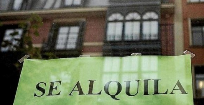 Un cartel de alquiler de piso en Madrid.- EFE