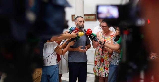 El portavozde FACUA, Rubén Sánchez, atiende a los medios. (EP)