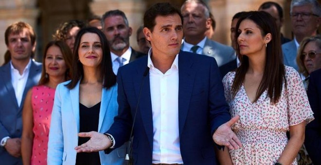 El presidente de Ciudadanos, Albert Rivera (c), Inés Arrimadas (i), y Lorena Roldán (d), en el exterior del Parlament de Catalunya, tras participar en la reunión del grupo parlamamentario de Ciudadanos.- EFE/Alejandro García