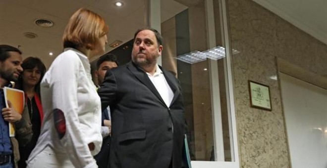 El exvicepresidente de la Generalitat, Oriol Junqueras, preso por el procés (acompañado entre otros por Gabriel Rufián (ERC), entra en el Congreso de los Diputados para iniciar los trámites pertinentes para recoger su acta de diputado. EUROPA PRESS/Marta