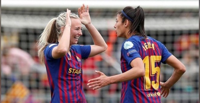 Toni Duggan y Leila Ouahabi celebran tras la vuelta de semifinales de la Champions contra el Bayern de Múnich, en Barcelona el 28 de abril de 2019. REUTERS/Albert Gea