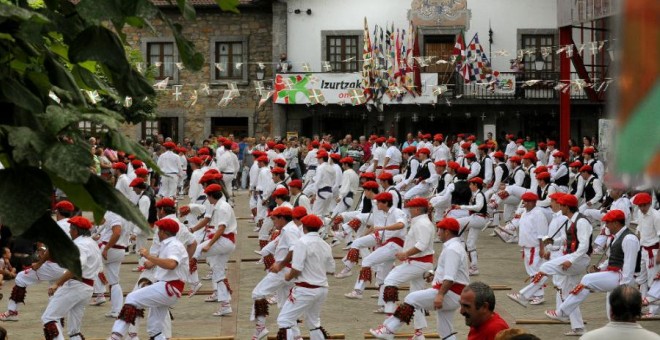 Celebración del Día del Ezpatadantzari en Izurza.