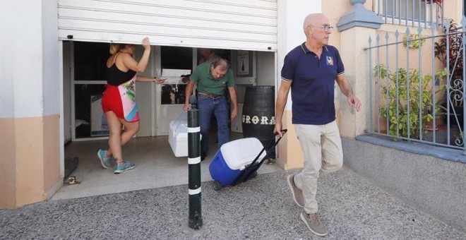 06/09/2019.- Inspectores de sanidad de la Junta de Andalucía salen con las muestras de la empresa 'Sabores de Paterna', en la localidad gaditana de Paterna de Rivera, tras anunciar hoy la administración autonómica que ha declarado una nueva alerta aliment