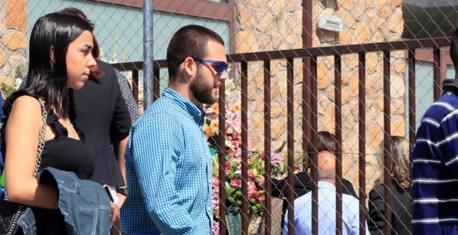 El hijo de Blanca Fernández Ochoa, David Fresneda, a su llegada a la capilla ardiente de la fallecida medallista olímpica, instalada en el tanatorio de Cercedilla en Madrid, este sábado.- EFE/ Fernando Alvarado