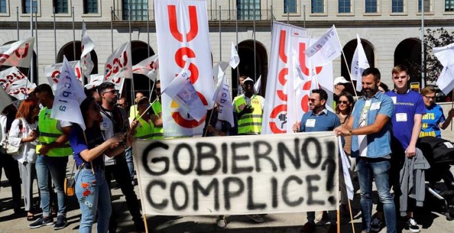 Los tripulantes de cabina de Ryanair se concentran ante el Ministerio de Fomento en Madrid, coincidiendo con la tercera jornada del huelga que protagoniza el colectivo./EFE