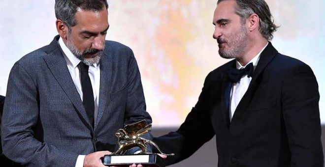 El actor Joaquin Phoenix junto al director Todd Phillips con el León de Oro del Festival de Venecia por la película 'Joker'. /EFE
