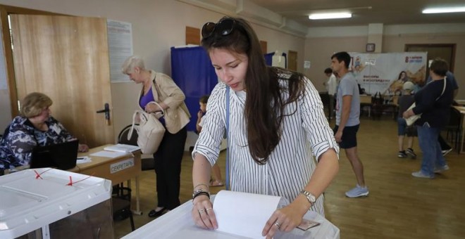 Una mujer vota en los comicios moscovitas. EFE/EPA/YURI KOCHETKOV