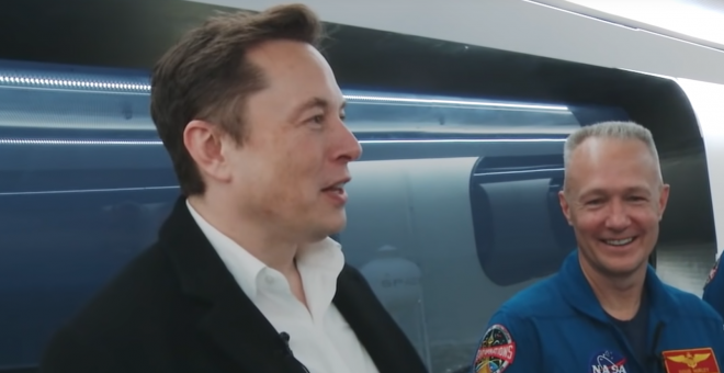 Elon Musk charla con astronautas de la NASA antes del lanzamiento de un cohete no tripulado de Space X./NASA