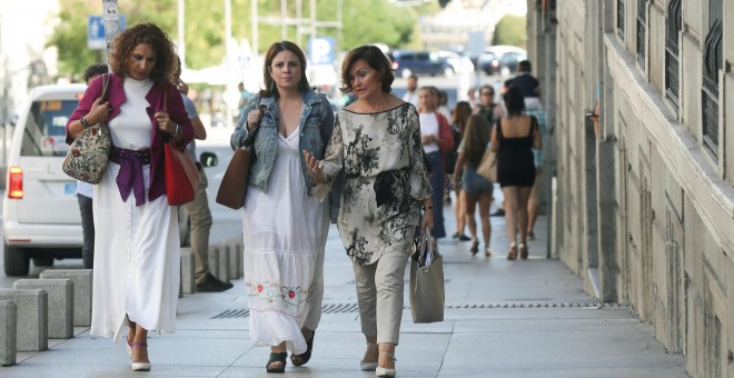 La ministra de Hacienda en funciones, María Jesús Montero, la portavoz socialista en el Congreso, Adriana Lastra, y la vicepresidenta del Gobierno en funciones, Carmen Calvo, a su llegada a la primera reunión de los equipos negociadores del PSOE y Unidas