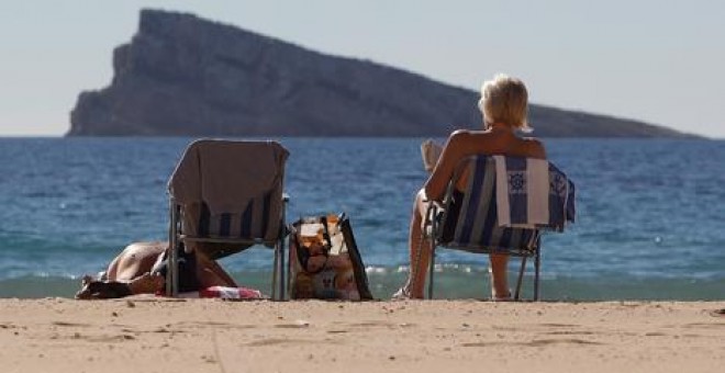 Dos jubilados disfrutan del sol en Benidorm. EFE/Archivo