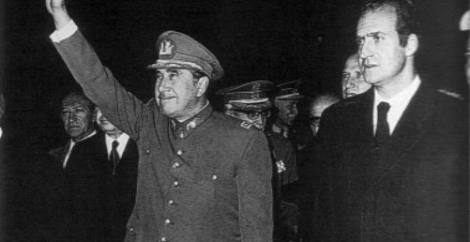El rey Juan Carlos junto a Augusto Pinochet