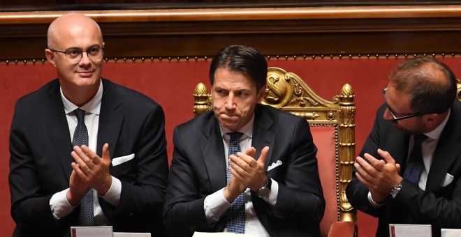 10/09/2019.- El primer ministro italiano Giuseppe Conte aplaude con el ministro de Justicia Alfonso Bonafede y con el ministro del Parlamento Federico D'Inca  en el Senado al final del voto de confianza que marca el inicio de su segundo gobierno. EFE / EP