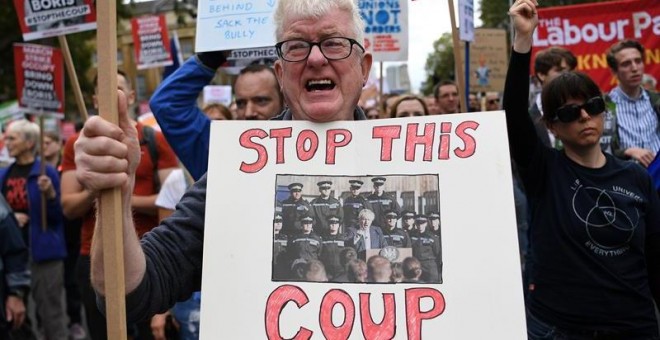 07/09/2019.- Protestas contra el primer ministro británico, Boris Johnson, en Londres, después de que pidiera cerrar el Parlamento británico. EFE/EPA/Andy Rain