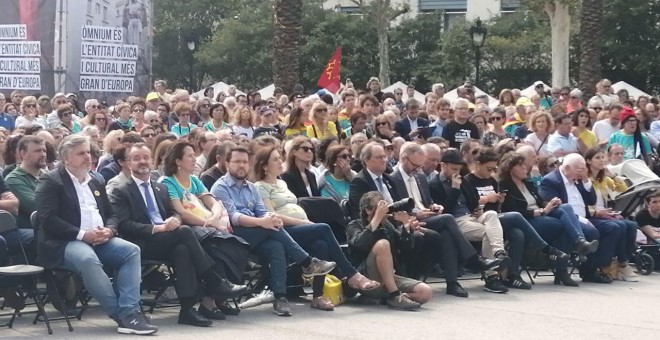 Algunes de les autoritats, com el president Torra, que han assistit a l'acte d'Òmnium d'aquest 11 de setembre. ANDER ZURIMENDI