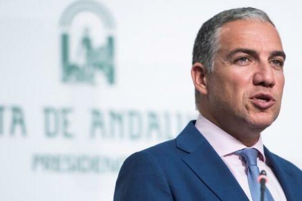 El portavoz del Gobierno andaluz, Elías Bendodo, anuncia la puesta en marcha de un teléfono de violencia intrafamiliar. / EFE