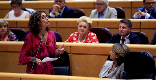 La ministra de Hacienda en funciones, María Jesús Montero, interviene durante la primera sesión de control al Gobierno en el Pleno del Senado en la XIII Legislatura. EFE/ Fernando Alvarado