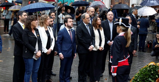 11/09/2019.- El Presidente de la Generaliat, Quim Torra (c), encabeza la ofrenda floral del Govern al monumento a Rafael de Casanova, dentro de los actos de la Diada. / EFE - Enric Fontcuberta