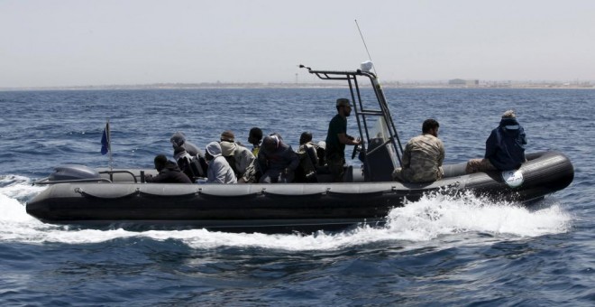 Imagen de archivo de un grupo de migrantes interceptados en costas británicas. REUTERS/Ismail Zitouny