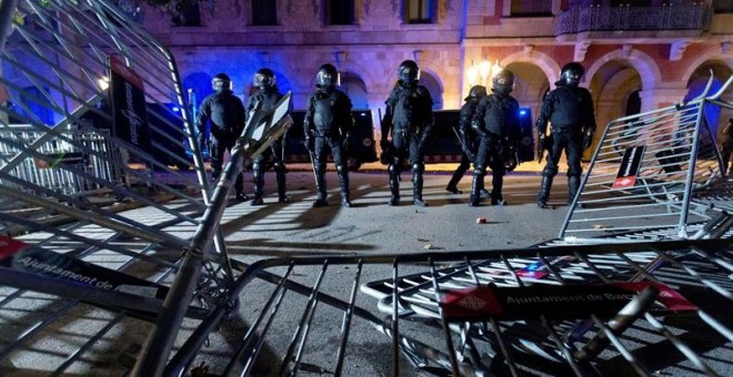 Decenas de Mossos d'Esquadra ante las puertas del Parlament. - EFE