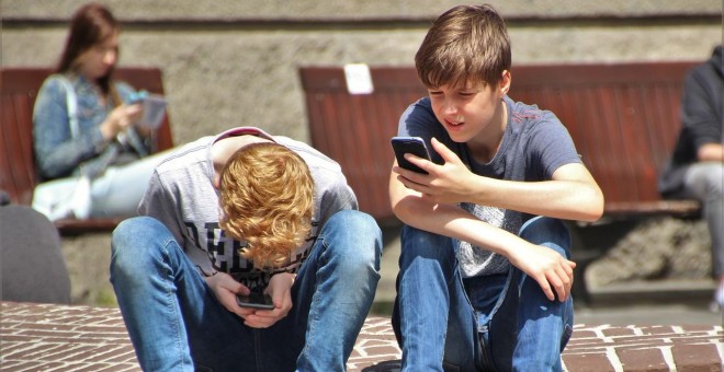 Dos adolescentes usando el móvil. / PIXABAY