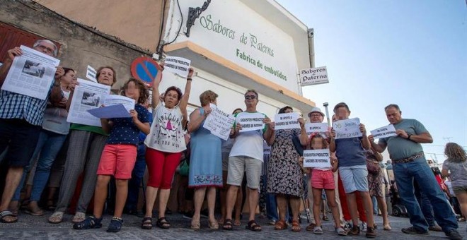 Un millar de vecinos de Paterna de Rivera (Cádiz) concentrados frente a la fábrica de Sabores de Paterna, señalada en la segunda alerta sanitaria abierta por las administraciones por listeriosis, para mostrar su apoyo a la empresa y reivindicar sus produc