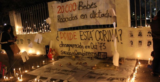 Miles de velas fueron encendidas al atardecer en las inmediaciones del Estadio Nacional de Chile, uno de los centros de detención de la dictadura de Augusto Pinochet (1973-1990), en recuerdo de las víctimas de la dictadura que fueron detenidas, torturadas