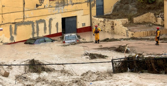 Miembros del equipo de rescate inspeccionan este jueves Ontinyent donde el río Clariano se ha desbordado a su paso por la localidad valenciana tras las fuertes lluvias registradas durante la noche. /EFE