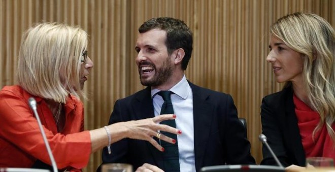 El presidente del PP, Pablo Casado, conversa con la fundadora de UPyD, Rosa Díez, y la portavoz del PP en el Congreso, Cayetana Álvarez de Toledo (d), durante la clausura de las jornadas 'Españoles en Defensa de lo Común' celebradas este jueves en la Cám