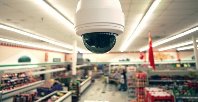 Una cámara de vigilancia en un supermercado.