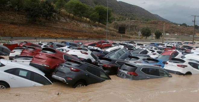 Ciento de coches inundados tras el paso de la Gota Fría en un depósito de vehiculos en Orihuela.EFE/MORELL
