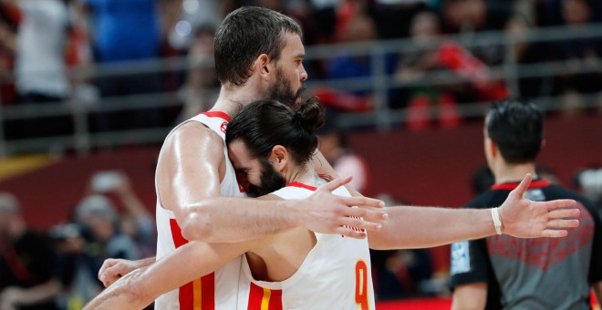 Marc Gasol y Ricky Rubio se abrazan tras ganar a Australia en la semifinal del Mundial de baloncesto. /REUTERS