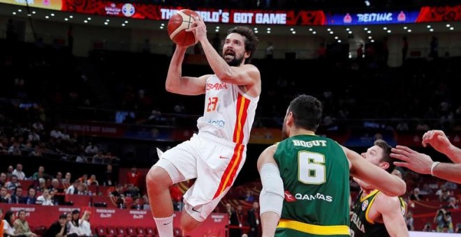 El base español Sergio Llull (i) entra a canasta ante el pívot australiano Andrew Bogut. /EFE