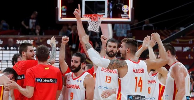 Los jugadores de la selección española celebran la victoria ante Australia por 95-88, después de dos prórrogas. /EFE