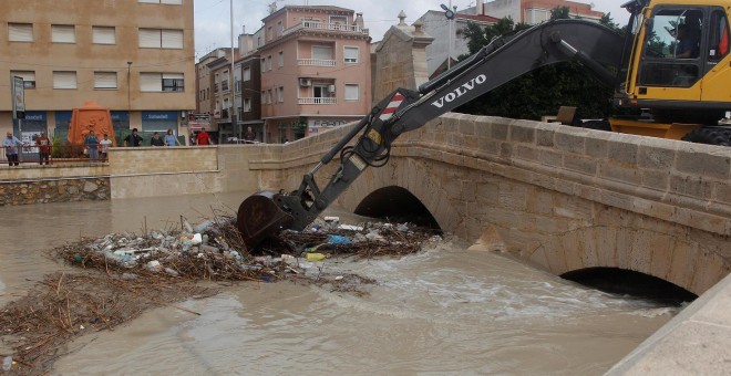 13/09/2019.- Una retroexcavadora limpia el puente de Rojales (Alicante) tras el paso de la gota fría que ha dejado 173,6 litros por metro cuadrado. / EFE - MORELL